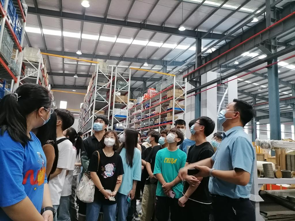 访企拓岗促就业 米乐官网组织学生到荆门地区企业观摩