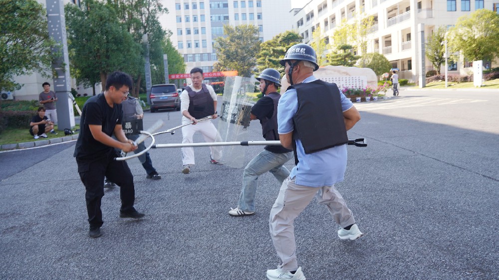 我校开展反恐防暴应急演练 警校联动筑牢校园安全防线